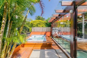 Casa com 520m², 4 dormitórios no bairro Três Figueiras em Porto Alegre para Alugar