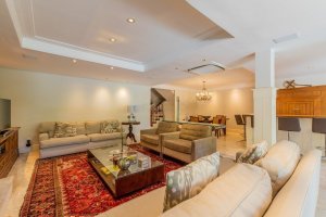 Casa com 520m², 4 dormitórios no bairro Três Figueiras em Porto Alegre para Alugar