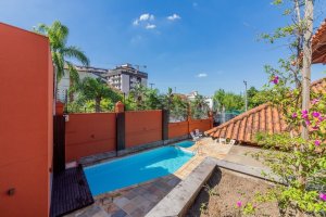 Casa com 520m², 4 dormitórios no bairro Três Figueiras em Porto Alegre para Alugar