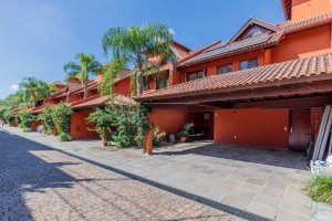 Casa com 520m², 4 dormitórios no bairro Três Figueiras em Porto Alegre para Alugar