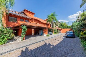 Casa com 520m², 4 dormitórios no bairro Três Figueiras em Porto Alegre para Alugar