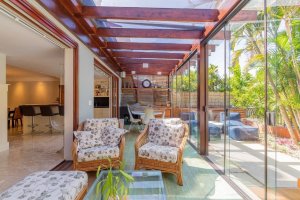 Casa com 520m², 4 dormitórios no bairro Três Figueiras em Porto Alegre para Alugar