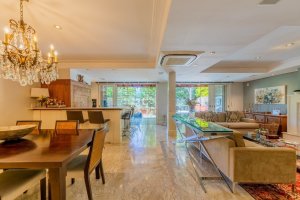 Casa com 520m², 4 dormitórios no bairro Três Figueiras em Porto Alegre para Alugar