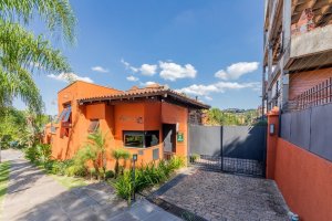 Casa com 520m², 4 dormitórios no bairro Três Figueiras em Porto Alegre para Alugar