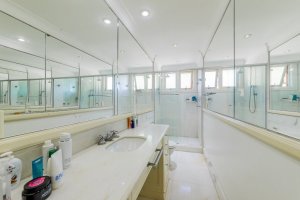 Casa com 520m², 4 dormitórios no bairro Três Figueiras em Porto Alegre para Alugar