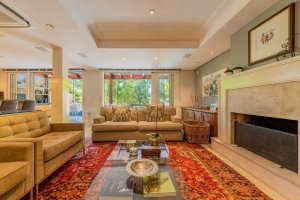 Casa com 520m², 4 dormitórios no bairro Três Figueiras em Porto Alegre para Alugar