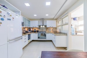 Casa com 520m², 4 dormitórios no bairro Três Figueiras em Porto Alegre para Alugar