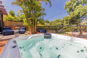 Casa com 520m², 4 dormitórios no bairro Três Figueiras em Porto Alegre para Alugar