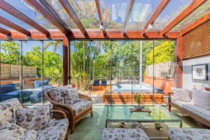 Casa com 520m², 4 dormitórios no bairro Três Figueiras em Porto Alegre para Alugar