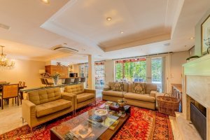 Casa com 520m², 4 dormitórios no bairro Três Figueiras em Porto Alegre para Alugar