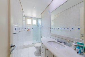 Casa com 520m², 4 dormitórios no bairro Três Figueiras em Porto Alegre para Alugar