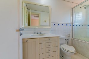 Casa com 520m², 4 dormitórios no bairro Três Figueiras em Porto Alegre para Alugar