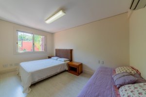 Casa com 520m², 4 dormitórios no bairro Três Figueiras em Porto Alegre para Alugar