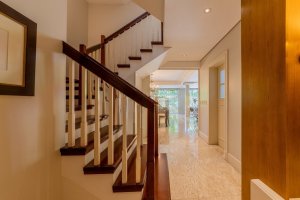 Casa com 520m², 4 dormitórios no bairro Três Figueiras em Porto Alegre para Alugar