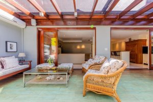 Casa com 520m², 4 dormitórios no bairro Três Figueiras em Porto Alegre para Alugar