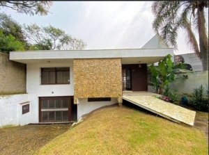 Casa Comercial com 376m² no bairro Três Figueiras em Porto Alegre para Alugar