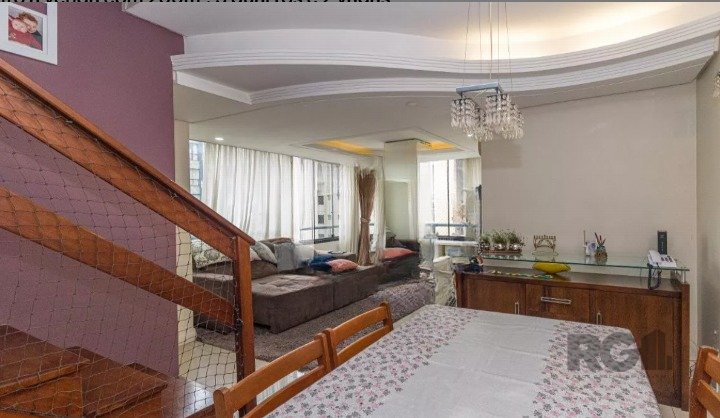 Cobertura com 200m², 3 dormitórios, 1 suíte, 2 vagas no bairro Petrópolis em Porto Alegre para Comprar