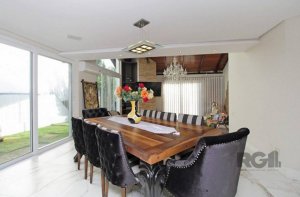 Casa com 482m², 4 dormitórios no bairro Chácara das Pedras em Porto Alegre para Alugar