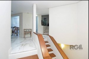 Casa com 482m², 4 dormitórios no bairro Chácara das Pedras em Porto Alegre para Alugar