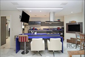 Casa com 482m², 4 dormitórios no bairro Chácara das Pedras em Porto Alegre para Alugar