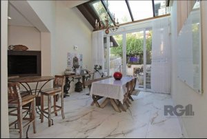 Casa com 482m², 4 dormitórios no bairro Chácara das Pedras em Porto Alegre para Alugar