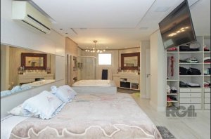 Casa com 482m², 4 dormitórios no bairro Chácara das Pedras em Porto Alegre para Alugar