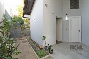 Casa com 482m², 4 dormitórios no bairro Chácara das Pedras em Porto Alegre para Alugar