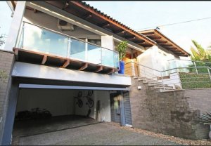 Casa com 482m², 4 dormitórios no bairro Chácara das Pedras em Porto Alegre para Alugar