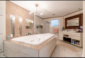 Casa com 482m², 4 dormitórios no bairro Chácara das Pedras em Porto Alegre para Alugar