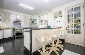 Casa comercial com 720m² no bairro Três Figueiras em Porto Alegre para Alugar