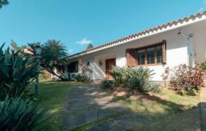 Casa comercial com 400m² no bairro Três Figueiras em Porto Alegre para Alugar