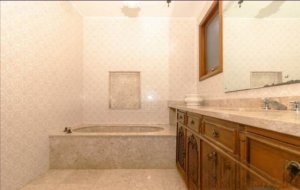 Casa comercial com 400m² no bairro Três Figueiras em Porto Alegre para Alugar