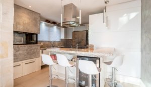 Casa em Condomínio com 367m², 3 dormitórios no bairro Vila Assunção em Porto Alegre para Alugar