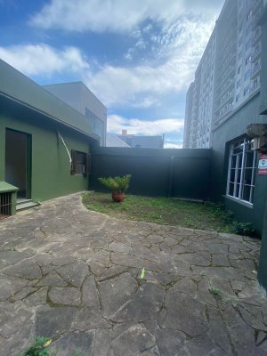 Casa comercial com 250m² no bairro Menino Deus em Porto Alegre para Alugar
