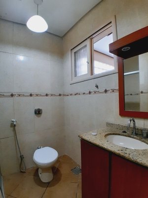 Casa com 230m², 4 dormitórios no bairro Floresta em Porto Alegre para Alugar