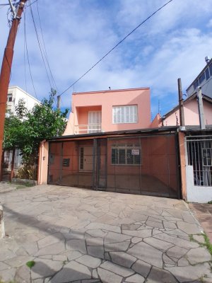 Casa com 230m², 4 dormitórios no bairro Floresta em Porto Alegre para Alugar