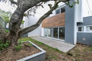 Casa em Condomínio com 300m², 4 dormitórios no bairro Pedra Redonda em Porto Alegre para Alugar