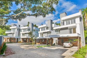 Casa em Condomínio com 300m², 4 dormitórios no bairro Pedra Redonda em Porto Alegre para Alugar
