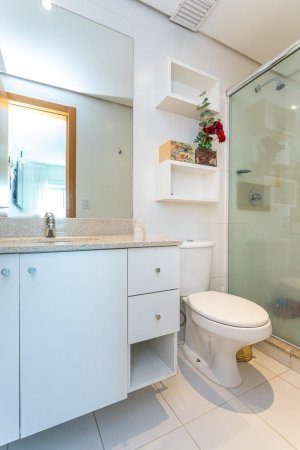 Apartamento com 75m², 2 dormitórios no bairro Três Figueiras em Porto Alegre para Alugar