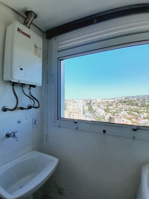Apartamento com 75m², 2 dormitórios no bairro Três Figueiras em Porto Alegre para Alugar