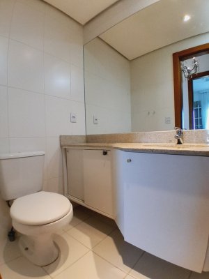 Apartamento com 75m², 2 dormitórios no bairro Três Figueiras em Porto Alegre para Alugar
