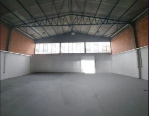 Galpão com 1.000m² no bairro São João em Porto Alegre para Alugar