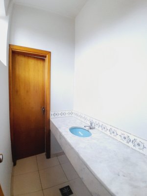 Prédio Comercial com 530m² no bairro Navegantes em Porto Alegre para Alugar