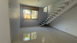 Casa comercial com 252m² no bairro Navegantes em Porto Alegre para Alugar