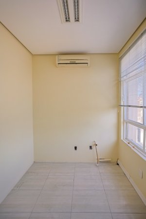 Salas/Conjuntos com 40m² no bairro Centro Histórico em Porto Alegre para Alugar