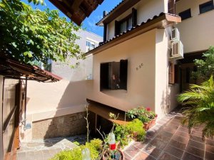 Casa com 270m², 3 dormitórios no bairro Petrópolis em Porto Alegre para Alugar