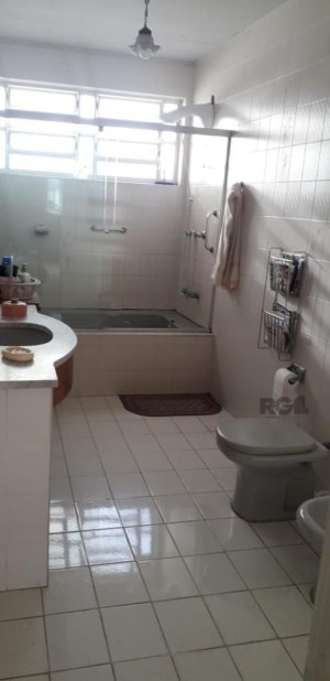 Casa com 350m², 3 dormitórios no bairro Petrópolis em Porto Alegre para Alugar