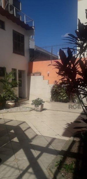Casa com 350m², 3 dormitórios no bairro Petrópolis em Porto Alegre para Alugar
