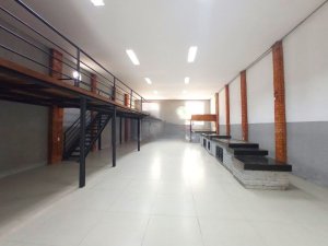 Galpão com 385m² no bairro São João em Porto Alegre para Alugar
