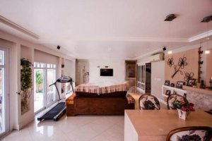 Casa com 400m², 5 dormitórios no bairro Jardim Carvalho em Porto Alegre para Alugar